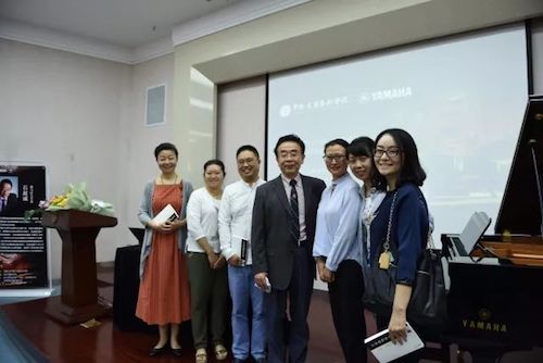 ag旗舰厅网站艺术家石叔诚与特邀艺术家顾平受邀于成都大学东盟艺术学院、音乐与舞蹈学院艺术实践周开展公开课