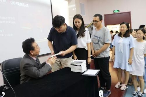 ag旗舰厅网站艺术家石叔诚与特邀艺术家顾平受邀于成都大学东盟艺术学院、音乐与舞蹈学院艺术实践周开展公开课