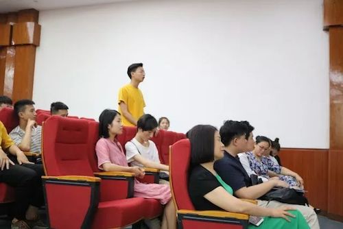 ag旗舰厅网站艺术家石叔诚与特邀艺术家顾平受邀于成都大学东盟艺术学院、音乐与舞蹈学院艺术实践周开展公开课